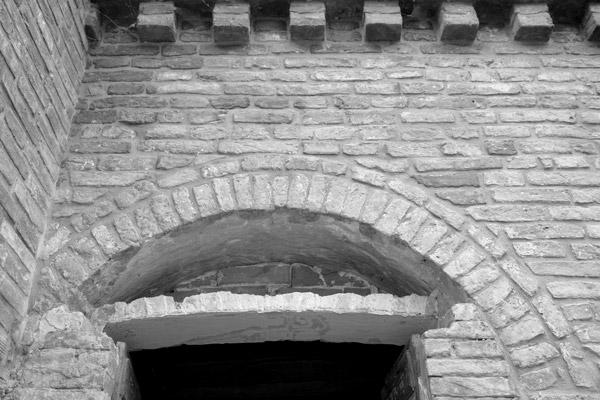 Particolare arco della porta